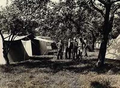 21423 Officiele opening van camping De Bocht aan de Oude Grintweg: genodigden op het campingterrein, z.j.