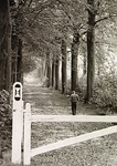 21462 Toegangshek tot wandelpaden op het Landgoed 's Heerenvijvers, ca. 1975