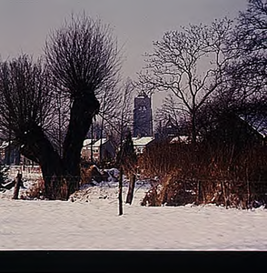 21499 Winter in Spoordonk, met op de achtergrond de H. Bernadettekerk, ca. 1990