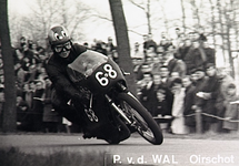 21733 P. van de Wal, motorcoureur, tijdens een race, ca. 1967