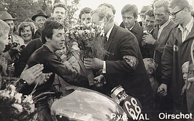 21734 P.van de Wal krijgt als winnaar van een motorrace de bloemen uitgereikt, ca. 1967