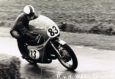 21735 P. van de Wal, motorcoureur, tijdens een race, ca. 1968