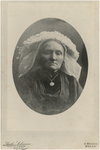 21742 Maria van Kollenburg (*Oirschot 6-5-1851), met poffer, ca. 1910