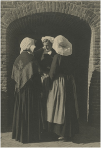 21749 Drie dames met Oirschotse mutsen, in het midden Lucia van Hout, ca. 1950