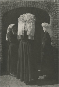 21750 Drie dames met poffers, links Jaantje van Beek, in het midden Dina van de Ven, ca. 1950