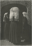 21750 Drie dames met poffers, links Jaantje van Beek, in het midden Dina van de Ven, ca. 1950