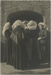 21752 Dames met Oirschotse mutsen en poffers, links Marietje Peters, midden Lucia van Hout, ca. 1950