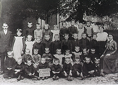 21786 Leerlingen van de openbare school in Spoordonk Links F. van de Sanden (hoofd) en rechts Maria Bakx, 07-09-1918
