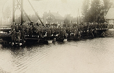 21796 Militairen oefen in het leggen van een pontonbrug in het Wilhelminakanaal nabij de Heuvelse brug, 1927