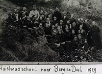 21800 Leerlingen van de Oirschotse huishoudschool tijdens een uitstapje naar Berg en Dal, 1929