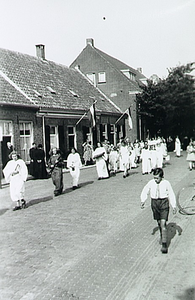 21803 Groep meisjes tijdens een processie in de Koestraat, ter hoogte van de huidige Kloosterstraat, ca. 1955