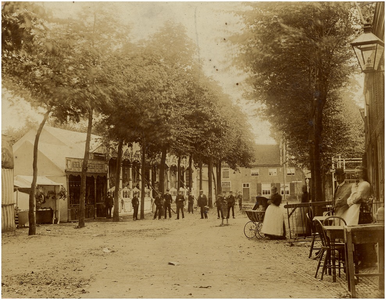 21853 Kermis op de Markt, links de 'Nederlandsche Schiettent', rechts café Princée, ca. 1905