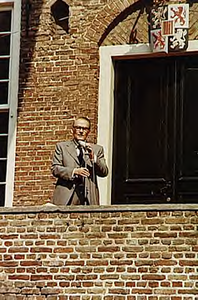 21902 Archiefdag b.g.v. 1e lustrum Campinia Toespraak van burg. Capetti op bordes van het raadhuis, 08-05-1976