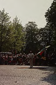 21905 Archiefdag b.g.v. 1e lustrum Campinia Demonstratie vendelzwaaien op de markt, 08-05-1976