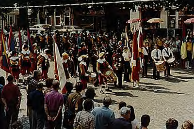 21908 Archiefdag b.g.v. 1e lustrum Campinia Optocht van gilden op de markt. Over dit onderwerp zijn meerdere foto's in ...