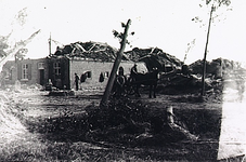 22016 Windhoos/zware storm op 12 december 1904 Vernielde boerderij en omgewaaide bomen, 12-1904