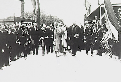 22036 Brabantse Ruiterdagen Rondleiding prinses Juliana. Links van haar met ambtsketen burg. Janssens, 06-1933