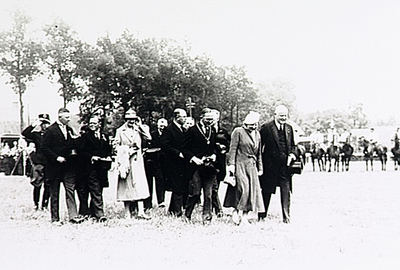 22037 Brabantse Ruiterdagen Rondleiding prinses Juliana. Links van haar burg. Janssens, uiterst links dr. Roelvink, 06-1933
