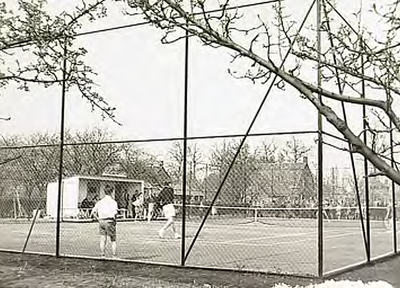 22062 Opening tennisbanen aan de Spoordonkseweg Demonstratiepartij tennis, ca. 1965