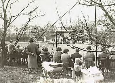 22063 Opening tennisbanen aan de Spoordonkseweg Demonstratiepartij tennis, ca. 1965