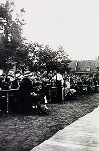 22080 Demonstratie EHBO-Oirschot In het midden burg. E.Steger, staand S. Soethout, ca. 1940
