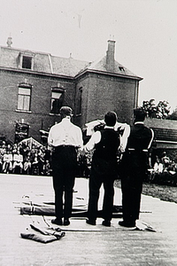 22081 Demonstratie EHBO-Oirschot op het terrein naast het voorm. kantongerecht, ca. 1940