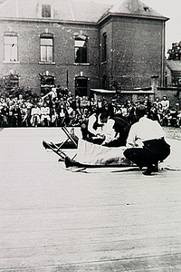 22082 Demonstratie EHBO-Oirschot op het terrein naast het voorm. kantongerecht, ca. 1940