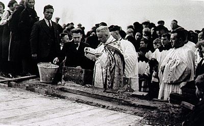 22100 Eerste steenlegging van de Bernadettekerk te Spoordonk door pastoor J.van Gestel, 11-11-1935