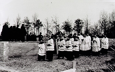 22101 Eerste steenlegging van de Bernadettekerk Spoordonk door pastoor J.van Gestel, 11-11-1935