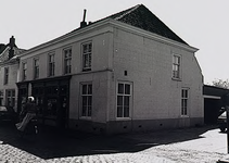 22190 Vvoor- en zijgevel pand Rijkesluisstraat 11, bakkerij N. Smits, 28-04-1987