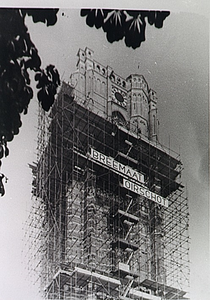 22208 Bovenste gedeelte van de toren van de St. Petruskerk, in de steigers, 1959