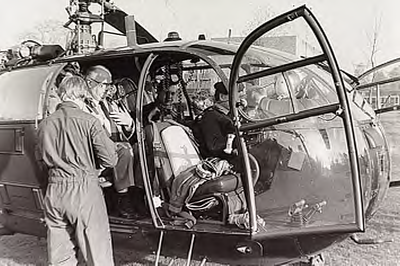 22255 Helicoptervlucht van burgemeester en wethouders. Links wethouder Theo van de Loo, 09-11-1983