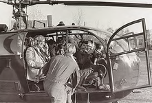 22257 Helikoptervlucht burgemeester en wethouders Links weth. Theo van de Loo, 09-11-1983