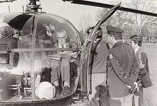 22258 Helikoptervlucht college van burgemeester en wethouders Voorin rechts burg. P. Sanders, staand uiterst rechts ...