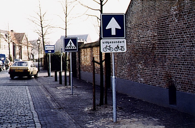 22456 Verkeersbord in de Gasthuisstraat: eenrichtingsverkeer, uitgezondert (!) fietsers, ter hoogte van C-1000, 12-1994