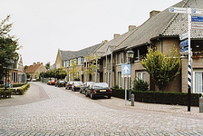22457 Algemeen overzicht van de Gasthuisstraat, vanaf de Rijkesluisstraat. Aanleunwoningen en Sint Jorisgasthuis, 10-1993