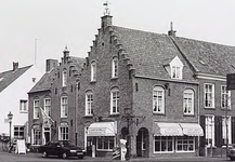 22470 Huis De Reijsende Man, hoek Rijkesluisstraat - Sint Odulphusstraat, 04-1991
