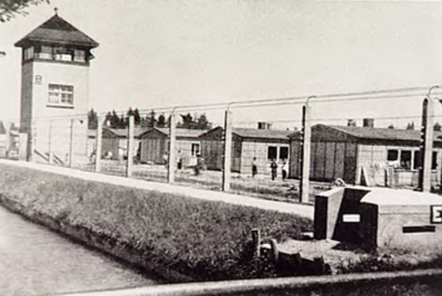 22529 Barakken en wachttoren van concentratiekamp Dachau omgeven door prikkeldraad, waar pater Bernard van Genuchten ...