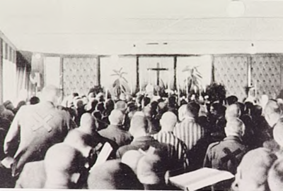22532 Kapel in concentratiekamp Dachau, waarin de H. Mis wordt opgedragen, 1944