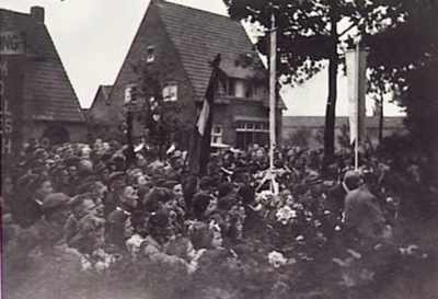 22536 Inwoners van Oirschot brengen hulde aan pater Van Genuchten na zijn terugkeer uit concentratiekamp Dachau, 25-05-1945
