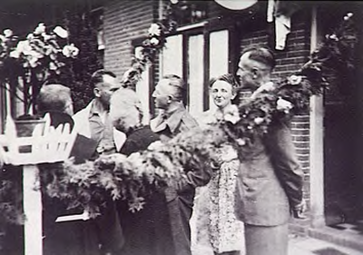 22537 Thuiskomst van pater Van Genuchten uit concentratiekamp Dachau, 25-05-1945
