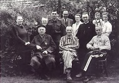22538 Pater B. van Genuchten met enkele ex-gevangenen uit Dachau tijdens reunie, 05-1945