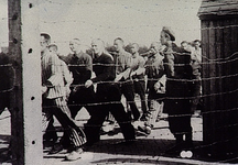 22544 Marcherende gevangenen in kamp Vught, 06-1945