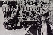 22546 Gevangen SS-ers in kamp Vught scheren zich, 06-1945