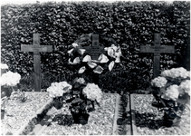 22555 Graven op het Oirschotse kerkhof van drie Franse piloten, op 13 mei 1940 neergestort nabij cafe de Nachtegaal, 1940