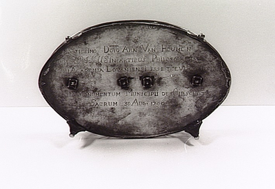 22584 Inktstel (onderzijde met inscriptie), door het Oirschotse dorpsbestuur ten geschenke gegeven aan de Arnoldus van ...