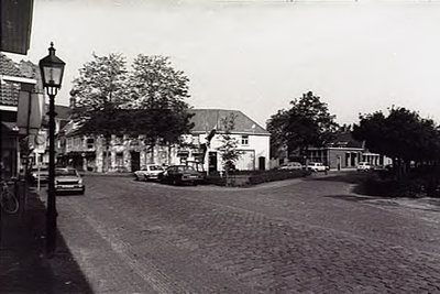 22923 Kruising Rijkesluisstraat - Gasthuisstraat Centraal de Grote Stoel, op de achtergrond Optiek Onder de Linden, 1986