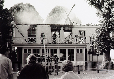 22930 Restaurant De Zwaan afgebrand, nablussingswerkzaamheden, 25-07-1995