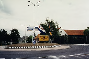 23252 Opening van de gereconstrueerde rotonde Rijkesluisstraat - Kempenweg - Oude Bestseweg, 08-1996