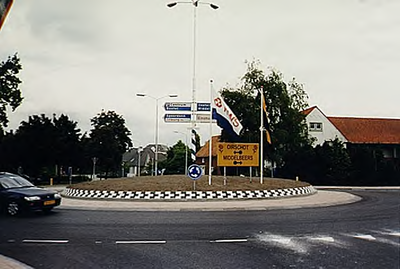 23253 Opening van de gereconstrueerde rotonde Rijkesluisstraat - Kempenweg - Oude Bestseweg, 07-1996